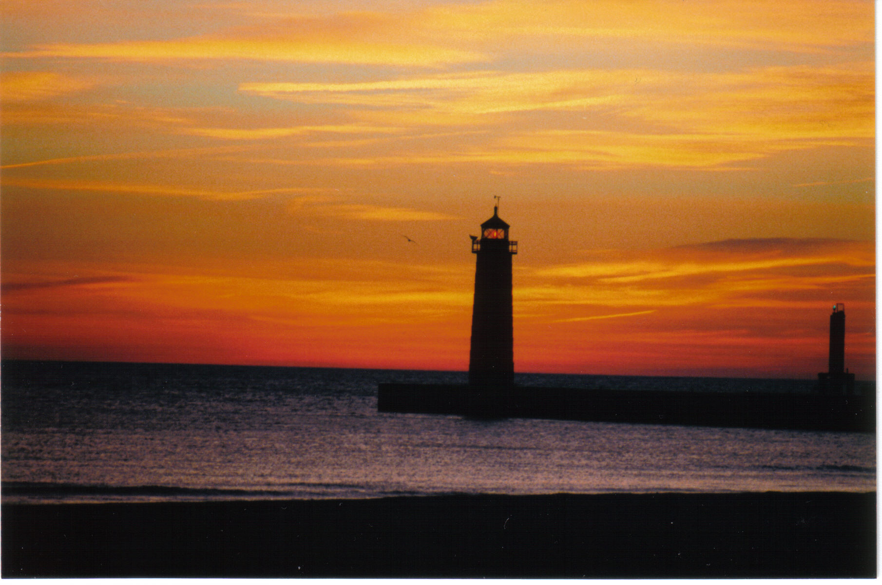 Kenosha lighthouse at dawn